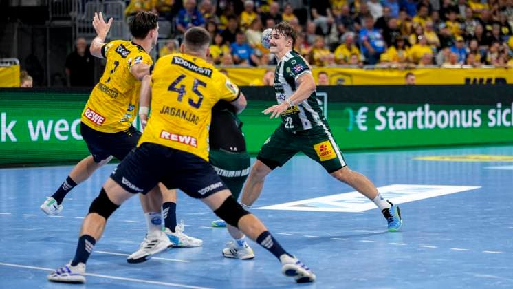 v.li.: Robert Timmermeister (RNL, 7), Halil Jaganjac (RNL, 45), Felix Aellen (ThSV, 22), Zweikampf, Spielszene, Duell, duel, tackle, tackling, Dynamik, Action, Aktion, 13.09.2025, Mannheim (Deutschland), Handball, Bundesliga, Rhein-Neckar Löwen - ThSV Eisenach