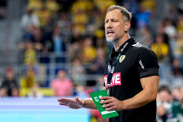 Maik Machulla (Trainer, Cheftrainer, RNL), gibt Anweisungen, gestikuliert, mit den Armen gestikulieren, Einzelbild, Einzelfoto, Aktion, Action, 13.09.2025, Mannheim (Deutschland), Handball, Bundesliga, Rhein-Neckar Löwen - ThSV Eisenach
