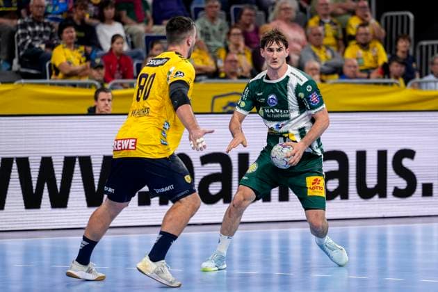 v.li.: Jannik Kohlbacher (RNL, 80), Stephan Seitz (ThSV, 44), Zweikampf, Spielszene, Duell, duel, tackle, tackling, Dynamik, Action, Aktion, 13.09.2025, Mannheim (Deutschland), Handball, Bundesliga, Rhein-Neckar Löwen - ThSV Eisenach