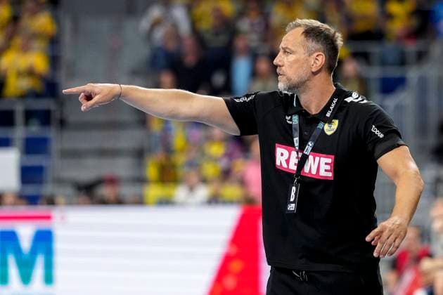 Maik Machulla (Trainer, Cheftrainer, RNL), gibt Anweisungen, gestikuliert, mit den Armen gestikulieren, Einzelbild, Einzelfoto, Aktion, Action, 13.09.2025, Mannheim (Deutschland), Handball, Bundesliga, Rhein-Neckar Löwen - ThSV Eisenach