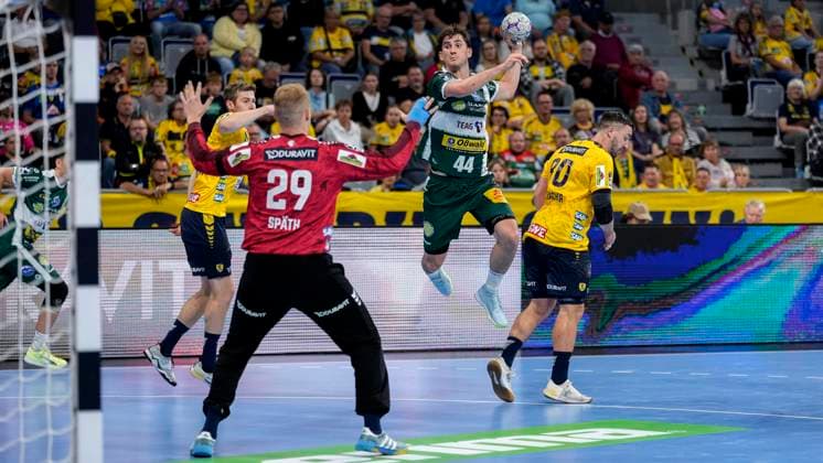 v.li.: David Späth (Torwart, RNL, 29), Stephan Seitz (ThSV, 44), Jannik Kohlbacher (RNL, 80), beim Sprungwurf, Wurf, Torwurf, Action, Aktion, Spielszene, 13.09.2025, Mannheim (Deutschland), Handball, Bundesliga, Rhein-Neckar Löwen - ThSV Eisenach