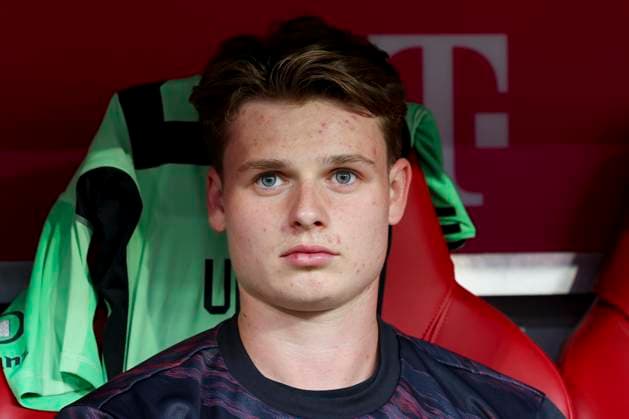 Torhueter Jonas Urbig (FC Bayern Muenchen) schaut enttaeuscht, Bundesliga, FC Bayern München v Hamburger SV, Allianz Arena am 13. September 2025 in München, Deutschland. (Foto von Marco Steinbrenner DeFodi Images) Torhueter Jonas Urbig (FC Bayern Muenchen) looks dejected, Bundesliga, FC Bayern München v Hamburger SV, Allianz Arena, September 13, 2025 in München, Germany. (Photo by Marco Steinbrenner DeFodi Images) DFL regulations prohibit any use of photographs as image sequences and or quasi-video.