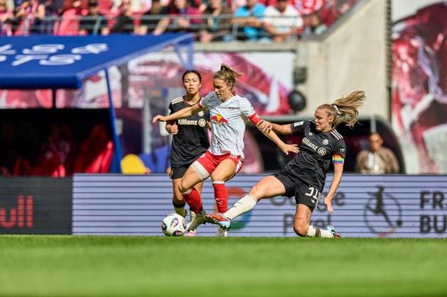 14.09.2025, GER, Frauenfußball, BL, 2025 2026, RB Leipzig - FC Bayern München Sandra Starke (13, RB Leipzig, li.), Georgia Stanway (31, FC Bayern München), Akion, Zweikampf um Ball Leipzig Red Bull Arena Sachsen Deutschland