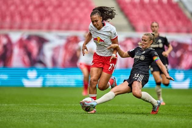 14.09.2025, GER, Frauenfußball, BL, 2025 2026, RB Leipzig - FC Bayern München Lisa Baum (11, RB Leipzig, li.), Georgia Stanway (31, FC Bayern München), Aktion, Zweikampf um Ball Leipzig Red Bull Arena Sachsen Deutschland