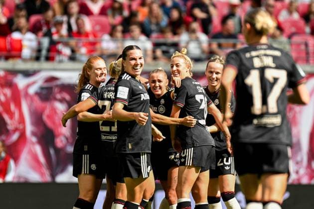 Fußball I Frauen I Saison 2025-2026 I Bundesliga I 2. Spieltag I RB Leipzig - FC Bayern München I 14.09.2025 Torjubel Stine Ballisager Pedersen (3, FC Bayern München), Pernille Harder (21, FC Bayern München), Vanessa Gilles (2, FC Bayern München), Georgia Stanway (31, FC Bayern München), Carolin Simon (30, FC Bayern München), Franziska Kett (20, FC Bayern München), Klara Bühl (17, FC Bayern München) Leipzig Red Bull Arena Sachsen Deutschland Copyright: xLobeca InesxHähnelx