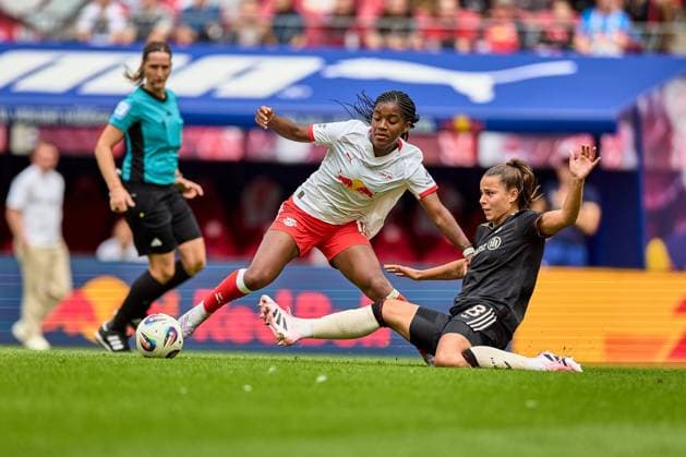 14.09.2025, GER, Frauenfußball, BL, 2025 2026, RB Leipzig - FC Bayern München Delice Boboy (17, RB Leipzig, li.), Lena Oberdorf (8, FC Bayern München), Aktion, Zweikampf um Ball Leipzig Red Bull Arena Sachsen Deutschland