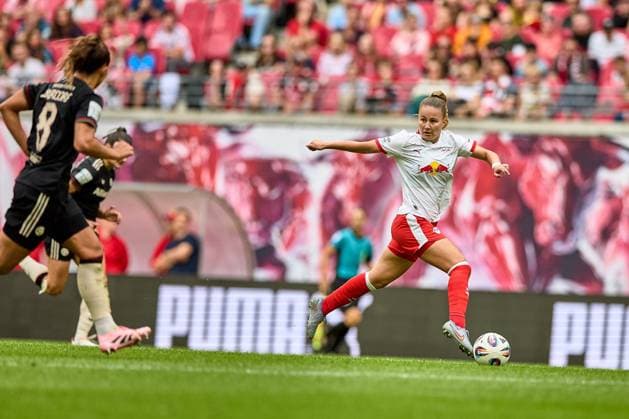 14.09.2025, GER, Frauenfußball, BL, 2025 2026, RB Leipzig - FC Bayern München Annabel Schasching (16, RB Leipzig, re.), Freisteller, Aktion, mit Ball, auf dem Weg Richtung Tor, dribbelt Leipzig Red Bull Arena Sachsen Deutschland