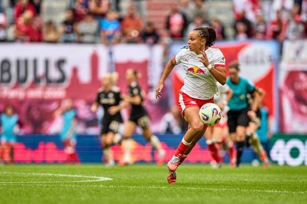 14.09.2025, GER, Frauenfußball, BL, 2025 2026, RB Leipzig - FC Bayern München Lisa Baum (11, RB Leipzig), Freisteller, Aktion, mit Ball, dribbelt Leipzig Red Bull Arena Sachsen Deutschland