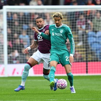 Kyle Walker of Burnley and Hugo Ekitike of Liverpool Burnley v Liverpool, Premier League, Football, Turf Moor, Burnley, UK - 14 Sept 2025Burnley Turf Moor United Kingdom EDITORIAL USE ONLY No use with unauthorised audio, video, data, fixture lists, club league logos or live services. Online in-match use limited to 120 images, no video emulation. No use in betting, games or single club league player publications. Copyright: xAnnaxGowthorpe Shutterstockx 15481319w
