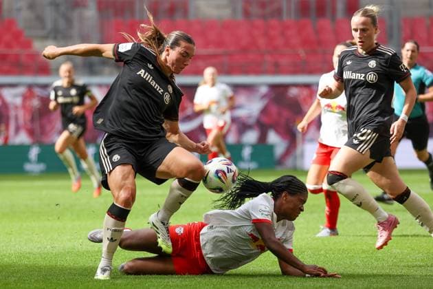 Vanessa Gilles (FC Bayern Frauen, 02), Delice Boboy (RB Leipzig Frauen, 17), Franziska Kett (FC Bayern Frauen, 20) Zweikampf, Duell, Kampf um den Ball, gehen zu Boden, RB Leipzig Frauen vs. FC Bayern Frauen, Fussball, 1. Frauen Bundesliga, 02. Spieltag, Saison 2025 2026, 14.09.2025,¨ DFL REGULATIONS PROHIBIT ANY USE OF PHOTOGRAPHS AS IMAGE SEQUENCES AND OR QUASI-VIDEO,¨ RB Leipzig Frauen vs. FC Bayern Frauen, Fussball, 1. Frauen Bundesliga, 02. Spieltag, Saison 2025 2026, 14.09.2025, Google Pixel Frauen-Bundesliga Leipzig Copyright: xEibner-Pressefoto LauraxRoemerx EP_LRR