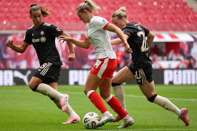 Lena Oberdorf (FC Bayern Frauen, 08), Marleen Schimmer (RB Leipzig Frauen, 14), Franziska Kett (FC Bayern Frauen, 20) Zweikampf, Duell, Kampf um den Ball, RB Leipzig Frauen vs. FC Bayern Frauen, Fussball, 1. Frauen Bundesliga, 02. Spieltag, Saison 2025 2026, 14.09.2025,¨ DFL REGULATIONS PROHIBIT ANY USE OF PHOTOGRAPHS AS IMAGE SEQUENCES AND OR QUASI-VIDEO,¨ RB Leipzig Frauen vs. FC Bayern Frauen, Fussball, 1. Frauen Bundesliga, 02. Spieltag, Saison 2025 2026, 14.09.2025, Google Pixel Frauen-Bundesliga Leipzig Copyright: xEibner-Pressefoto LauraxRoemerx EP_LRR