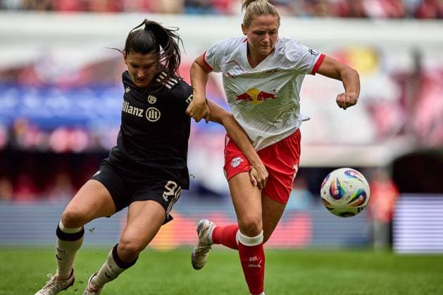 14.09.2025, GER, Frauenfußball, BL, 2025 2026, RB Leipzig - FC Bayern München Jovana Damnjanovic (9, FC Bayern München, li.), Marleen Schimmer (14, RB Leipzig), Aktion, Zweikampf um Ball Leipzig Red Bull Arena Sachsen Deutschland