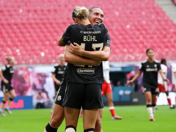 Vanessa Gilles (FC Bayern Frauen, 02) und Klara Buehl (FC Bayern Frauen, 17) Umarmung, Jubel, Torjubel, jubelt ueber Tor 0:3, RB Leipzig Frauen vs. FC Bayern Frauen, Fussball, 1. Frauen Bundesliga, 02. Spieltag, Saison 2025 2026, 14.09.2025,¨ DFL REGULATIONS PROHIBIT ANY USE OF PHOTOGRAPHS AS IMAGE SEQUENCES AND OR QUASI-VIDEO,¨ RB Leipzig Frauen vs. FC Bayern Frauen, Fussball, 1. Frauen Bundesliga, 02. Spieltag, Saison 2025 2026, 14.09.2025, Google Pixel Frauen-Bundesliga Leipzig Copyright: xEibner-Pressefoto LauraxRoemerx EP_LRR