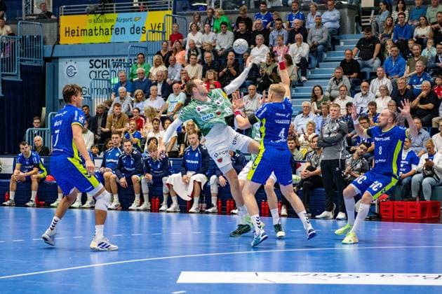 Daikin Handball Bundesliga, VfL Gummersbach - Füchse Berlin 14.09.2025 Julian Köster (VfL Gummersbach, 7), Mathias Gidsel (Füchse Berlin, 19), Ellidi Vidarsson (VfL Gummersbach, 4), Lukas Blohme (VfL Gummersbach, 8),; Daikin Handball Bundesliga, VfL Gummersbach - Füchse Berlin 14.09.2025 Copyright: xBEAUTIFULxSPORTS Erlhofx