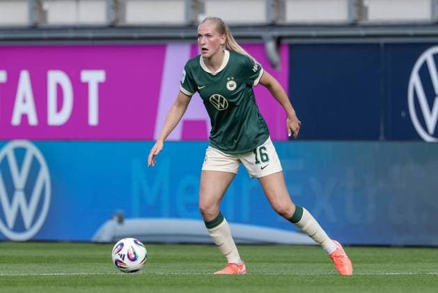 Camilla Küver (VfL Wolfsburg, 16) am Ball, Freisteller, Einzelbild, Ganzkörper, Aktion, Action, Spielszene, DIE DFB-RICHTLINIEN UNTERSAGEN JEGLICHE NUTZUNG VON FOTOS ALS SEQUENZBILDER UND ODER VIDEOÄHNLICHE FOTOSTRECKEN. DFB REGULATIONS PROHIBIT ANY USE OF PHOTOGRAPHS AS IMAGE SEQUENCES AND OR QUASI-VIDEO., 14.09.2025, Wolfsburg (Deutschland), Fussball, Google Pixel Frauen-Bundesliga, VfL Wolfsburg - FC Carl Zeiss Jena