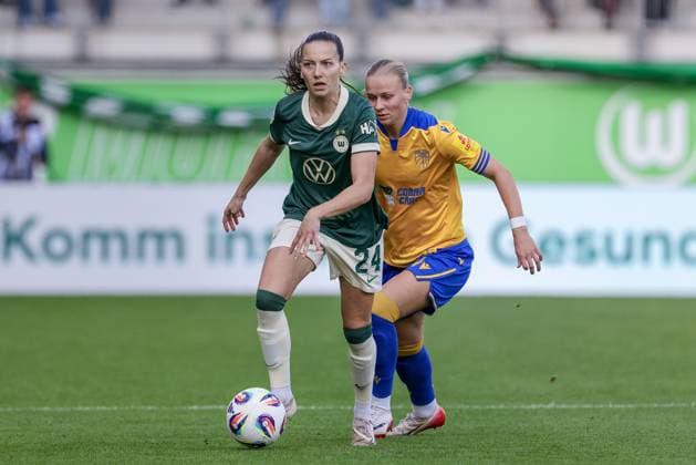Joelle Wedemeyer (VfL Wolfsburg, 24) und Isabella Jaron (FC Carl Zeiss Jena, 24) im Zweikampf, Duell, Dynamik, Aktion, Action, Spielszene, DIE DFB-RICHTLINIEN UNTERSAGEN JEGLICHE NUTZUNG VON FOTOS ALS SEQUENZBILDER UND ODER VIDEOÄHNLICHE FOTOSTRECKEN. DFB REGULATIONS PROHIBIT ANY USE OF PHOTOGRAPHS AS IMAGE SEQUENCES AND OR QUASI-VIDEO., 14.09.2025, Wolfsburg (Deutschland), Fussball, Google Pixel Frauen-Bundesliga, VfL Wolfsburg - FC Carl Zeiss Jena