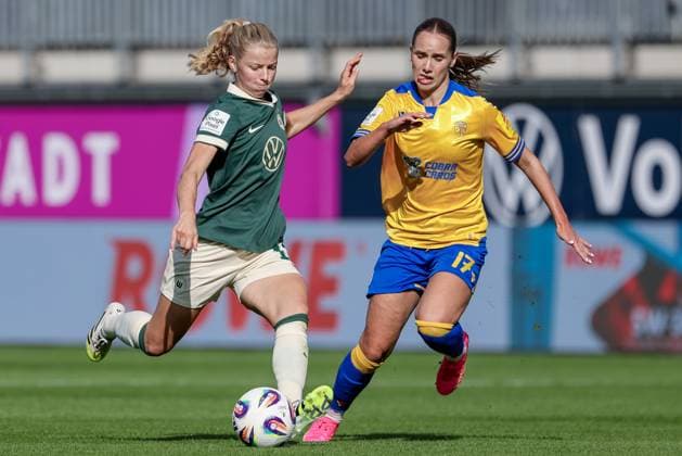 v.li.: Justine Kielland (VfL Wolfsburg, 18) und Rieke Tietz (FC Carl Zeiss Jena, 17) im Zweikampf, Duell, Dynamik, Aktion, Action, Spielszene, DIE DFB-RICHTLINIEN UNTERSAGEN JEGLICHE NUTZUNG VON FOTOS ALS SEQUENZBILDER UND ODER VIDEOÄHNLICHE FOTOSTRECKEN. DFB REGULATIONS PROHIBIT ANY USE OF PHOTOGRAPHS AS IMAGE SEQUENCES AND OR QUASI-VIDEO., 14.09.2025, Wolfsburg (Deutschland), Fussball, Google Pixel Frauen-Bundesliga, VfL Wolfsburg - FC Carl Zeiss Jena