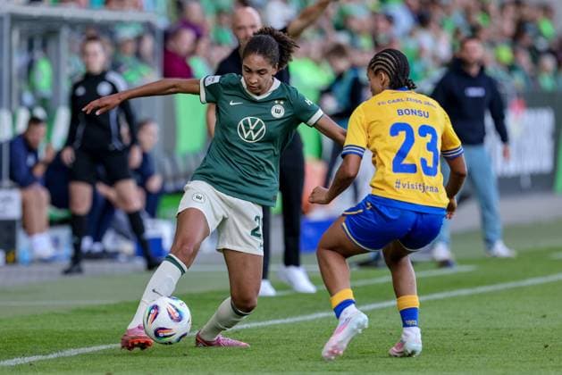 v.li.: Cora Zicai (VfL Wolfsburg, 28) und Josephine Bonsu (FC Carl Zeiss Jena, 23) im Zweikampf, Duell, Dynamik, Aktion, Action, Spielszene, DIE DFB-RICHTLINIEN UNTERSAGEN JEGLICHE NUTZUNG VON FOTOS ALS SEQUENZBILDER UND ODER VIDEOÄHNLICHE FOTOSTRECKEN. DFB REGULATIONS PROHIBIT ANY USE OF PHOTOGRAPHS AS IMAGE SEQUENCES AND OR QUASI-VIDEO., 14.09.2025, Wolfsburg (Deutschland), Fussball, Google Pixel Frauen-Bundesliga, VfL Wolfsburg - FC Carl Zeiss Jena