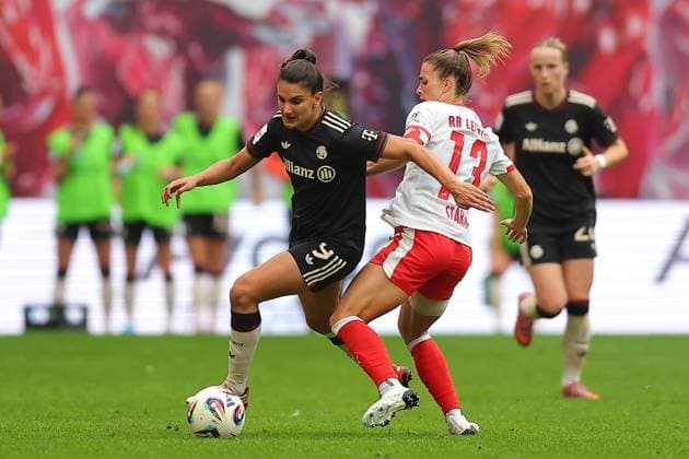 RB Leipzig - Bayern Muenchen 1. Bundesliga Frauen Leipzig, Red Bull Arena, 14.09.2025, Fußball, Frauen, Saison 2025 2026, Frauen-Bundesliga, 2. Spieltag , RB Leipzig - FC Bayern München 0:3 (0:2) , Im Bild v.l.: Jovana Damnjanovic (9, Bayern) und Sandra Starke (13, Leipzig) ,