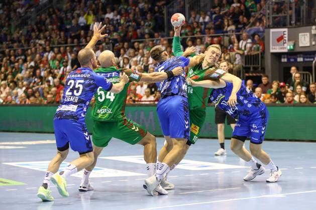 14.09.2025, xgox, Handball - Daikin HBL SC Magdeburg - TVB Stuttgart emspor, v.l. Patrick Zieker (Stuttgart, 25), Oscar Bergendahl (Magdeburg, 54), Antonio Seradilla (Stuttgart, 5), Gisli Thorgeir Kristjansson (Magdeburg, 10), Samuel Roethlisberger (Röthlisberger, Stuttgart, 17) Zweikampf, Duell, Kampf, tackle Magdeburg