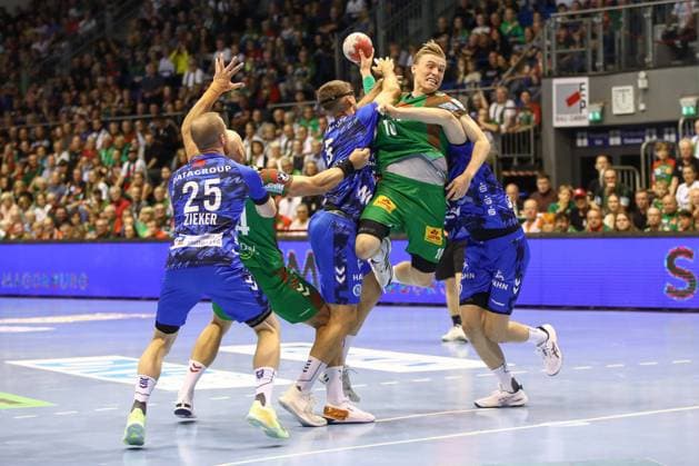 14.09.2025, xgox, Handball - Daikin HBL SC Magdeburg - TVB Stuttgart emspor, v.l. Patrick Zieker (Stuttgart, 25), Oscar Bergendahl (Magdeburg, 54), Antonio Seradilla (Stuttgart, 5), Gisli Thorgeir Kristjansson (Magdeburg, 10), Samuel Roethlisberger (Röthlisberger, Stuttgart, 17) Zweikampf, Duell, Kampf, tackle Magdeburg