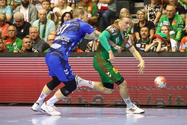 14.09.2025, xgox, Handball - Daikin HBL SC Magdeburg - TVB Stuttgart emspor, v.l. Samuel Roethlisberger (Röthlisberger, Stuttgart, 17), Gisli Thorgeir Kristjansson (Magdeburg, 10) Zweikampf, Duell, Kampf, tackle Magdeburg