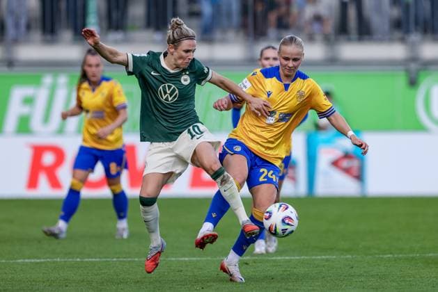 v.li.: Svenja Huth (VfL Wolfsburg, 10) und Isabella Jaron (FC Carl Zeiss Jena, 24) im Zweikampf, Duell, Dynamik, Aktion, Action, Spielszene, DIE DFB-RICHTLINIEN UNTERSAGEN JEGLICHE NUTZUNG VON FOTOS ALS SEQUENZBILDER UND ODER VIDEOÄHNLICHE FOTOSTRECKEN. DFB REGULATIONS PROHIBIT ANY USE OF PHOTOGRAPHS AS IMAGE SEQUENCES AND OR QUASI-VIDEO., 14.09.2025, Wolfsburg (Deutschland), Fussball, Google Pixel Frauen-Bundesliga, VfL Wolfsburg - FC Carl Zeiss Jena