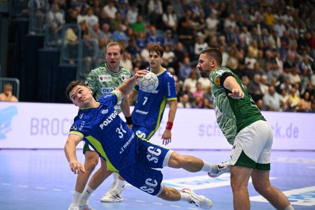 RECORD DATE NOT STATED Kay Smits (VfL Gummersbach 31) gegen Fabian Wiede (Fuechse Berlin 3) und Max Darj (Fuechse Berlin 5) GER, VfL Gummersbach vs. Fuechse Berlin, Handball, Daikin 1. Bundesliga, 4. Spieltag, Spielzeit 2025-2026, Schwalbe Arena Gummersbach, 14.09.2025 GER, VfL Gummersbach vs. Fuechse Berlin, Handball, Daikin 1. Bundesliga, 4. Spieltag, Spielzeit 2025-2026, Schwalbe Arena Gummersbach, 14.09.2025 Gummersbach Copyright: xEibner-Pressefoto JuergenxAugstx EP_JAT