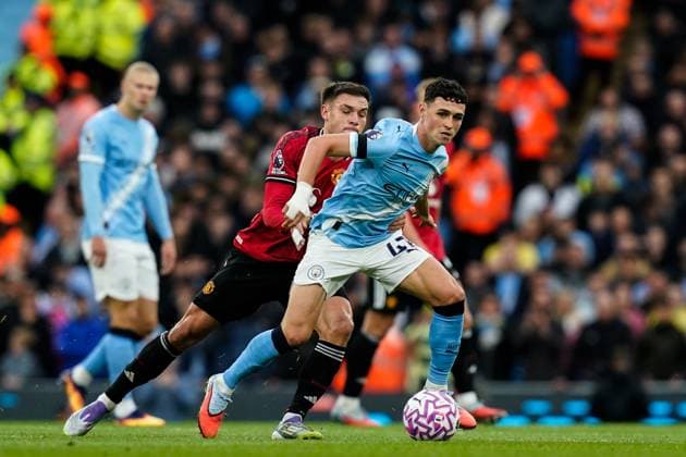 Manchester, England, 14th September 2025. Phil Foden of Manchester City holds off Manuel Ugarte of Manchester United, ManU during the Manchester City vs Manchester United Premier League match at the Etihad Stadium, Manchester. Picture credit should read: Andrew Yates Sportimage EDITORIAL USE ONLY. No use with unauthorised audio, video, data, fixture lists, club league logos or live services. Online in-match use limited to 120 images, no video emulation. No use in betting, games or single club league player publications. SPI_021_AY_MCI_MUFC SPI-4139-0021