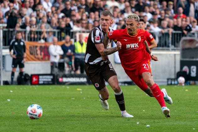 Phillip Tietz (FC Augsburg, 21) im Zweikampf, Kampf um den Ball mit Eric Smith (FC St. Pauli, 08), GER, FC St. Pauli vs. FC Augsburg, Fussball, Bundesliga, Spieltag 3, Saison 2025 2026, 14.09.2025 DFL REGULATIONS PROHIBIT ANY USE OF PHOTOGRAPHS AS IMAGE SEQUENCES AND OR QUASI-VIDEO GER, FC St. Pauli vs. FC Augsburg, Fussball, Bundesliga, Spieltag 3, Saison 2025 2026, 14.09.2025 Hamburg Copyright: xEibner-Pressefoto MaxxVincenx EP_MVN