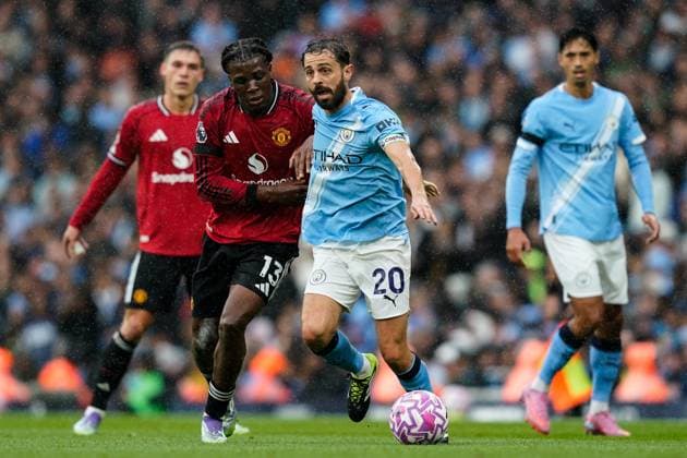 Manchester, England, 14th September 2025. Bernardo Silva of Manchester City holds off Patrick Dorgu of Manchester United, ManU during the Manchester City vs Manchester United Premier League match at the Etihad Stadium, Manchester. Picture credit should read: Andrew Yates Sportimage EDITORIAL USE ONLY. No use with unauthorised audio, video, data, fixture lists, club league logos or live services. Online in-match use limited to 120 images, no video emulation. No use in betting, games or single club league player publications. SPI_030_AY_MCI_MUFC SPI-4139-0030