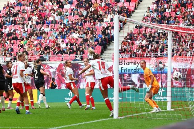 RB Leipzig - Bayern Muenchen 1. Bundesliga Frauen Leipzig, Red Bull Arena, 14.09.2025, Fußball, Frauen, Saison 2025 2026, Frauen-Bundesliga, 2. Spieltag , RB Leipzig - FC Bayern München 0:3 (0:1) , Im Bild: Tor für München, Vanessa Gilles (2, Bayern) trfiit zum 0:3 gegen Torfrau Elvira Herzog (1, RB Leipzig) ,