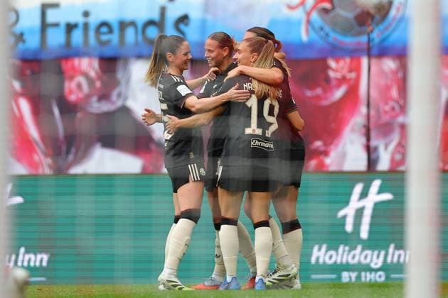 RB Leipzig - Bayern Muenchen 1. Bundesliga Frauen Leipzig, Red Bull Arena, 14.09.2025, Fußball, Frauen, Saison 2025 2026, Frauen-Bundesliga, 2. Spieltag , RB Leipzig - FC Bayern München 0:3 (0:1) , Im Bild: Tor für München, Torjubel nach dem 0:3, Torschützin Vanessa Gilles (2, Bayern) ,