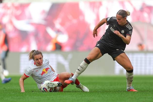 RB Leipzig - Bayern Muenchen 1. Bundesliga Frauen Leipzig, Red Bull Arena, 14.09.2025, Fußball, Frauen, Saison 2025 2026, Frauen-Bundesliga, 2. Spieltag , RB Leipzig - FC Bayern München 0:3 (0:1) , Im Bild v.l.: Sandra Starke (13, Leipzig) und Klara Bühl Buehl (17, Bayern) ,