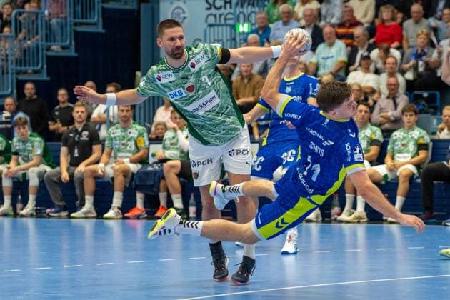 Fabian Wiede, Rueckraum, (Fuechse Berlin 3), Kay Smits, Rueckraum, (VfL Gummersbach 31), VFL Gummersbach vs. Fuechse Berlin, Daikin Handball Bundesliga, Herren ,4. Spieltag, 14.09.2025 Gummersbach NRW Deutschland