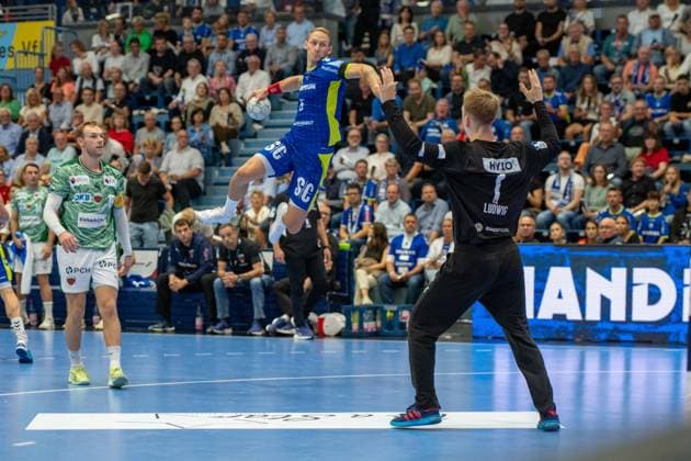 Tilen Kodrin, Aussen, (VfL Gummersbach 5), Lasse Ludwig, Torwart, (Fuechse Berlin 1),VfL Gummersbach vs. Fuechse Berlin, Daikin Handball Bundesliga, Herren ,4. Spieltag, 14.09.2025 Gummersbach NRW Deutschland