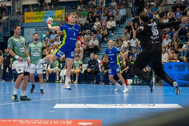 Ellidi Snaer Vidarsson, Kreislaufer, (VfL Gummersbach 4), Dejan Milosavljev, Torwart, (Fuechse Berlin 96),VfL Gummersbach vs. Fuechse Berlin, Daikin Handball Bundesliga, Herren ,4. Spieltag, 14.09.2025 Gummersbach NRW Deutschland