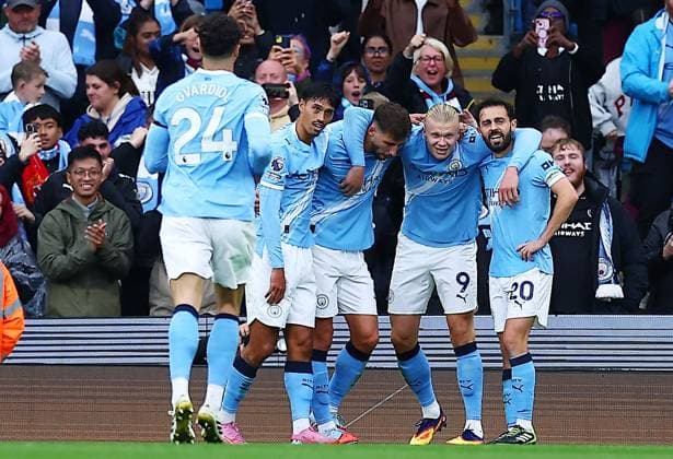 Erling Haaland of Manchester City celebrates scoring a goal to make it 3-0 with their team-mates Manchester City v Manchester United, ManU Premier League, Football, Etihad Stadium, Manchester, UK - 14 Sept 2025Manchester Etihad Stadium United Kingdom EDITORIAL USE ONLY No use with unauthorised audio, video, data, fixture lists, club league logos or live services. Online in-match use limited to 120 images, no video emulation. No use in betting, games or single club league player publications. Copyright: xMattxWest Shutterstockx 15481325ba
