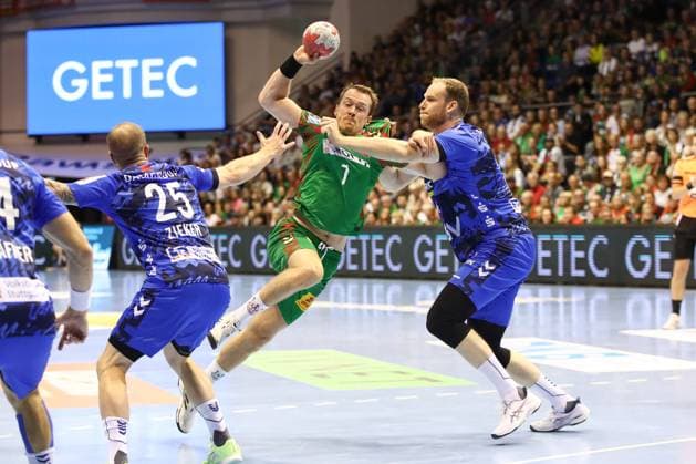 14.09.2025, xgox, Handball - Daikin HBL SC Magdeburg - TVB Stuttgart emspor, v.l. Felix Claar (Magdeburg, 7), Samuel Roethlisberger (Röthlisberger, Stuttgart, 17) Zweikampf, Duell, Kampf, tackle Magdeburg