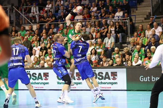 14.09.2025, xgox, Handball - Daikin HBL SC Magdeburg - TVB Stuttgart emspor, v.l. Samuel Roethlisberger (Röthlisberger, Stuttgart, 17), Felix Claar (Magdeburg, 7), Kasper Thorsen Lien (Stuttgart, 7) Zweikampf, Duell, Kampf, tackle Magdeburg