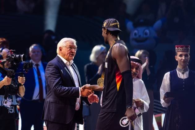 LAT, Eurobasket 205, Basketball Europameisterschaft, Finale, Türkei-Deutschland 14.09.2025, Riga Arena, Riga, LAT, Eurobasket 205, Basketball Europameisterschaft, Finale, Türkei-Deutschland Frank-Walter Steinmeier, Bundespräsident der Bundesrepublik Deutschland mit Isaac Bonga (Deutschland, No 0) Â Foto Alexander Trienitz nordphoto GmbH