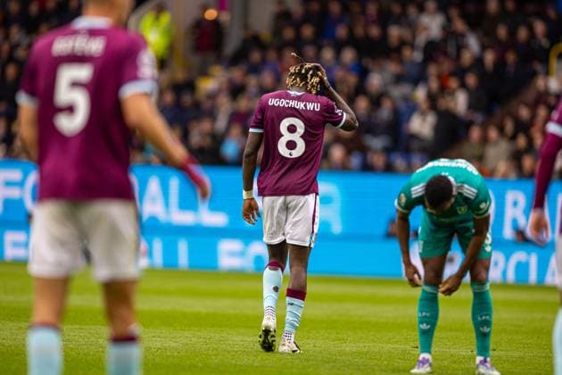 (250915) -- BURNLEY, Sept. 15, 2025 -- Burnley s Lesley Ugochukwu (C) walks off after being shown a second yellow card during the English Premier League match between Burnley FC and Liverpool FC in Burnley, Britain, on Sept. 14, 2025. FOR EDITORIAL USE ONLY. NOT FOR SALE FOR MARKETING OR ADVERTISING CAMPAIGNS. NO USE WITH UNAUTHORIZED AUDIO, VIDEO, DATA, FIXTURE LISTS, CLUB LEAGUE LOGOS OR LIVE SERVICES. ONLINE IN-MATCH USE LIMITED TO 45 IMAGES, NO VIDEO EMULATION. NO USE IN BETTING, GAMES OR SINGLE CLUB LEAGUE PLAYER PUBLICATIONS. (SP)BRITAIN-BURNLEY-FOOTBALL-PREMIER LEAGUE-BURNLEY VS LIVERPOOL LixYing