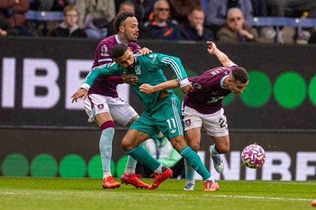 (250915) -- BURNLEY, Sept. 15, 2025 -- Liverpool s Mohamed Salah (C) compete with Burnley s players during the English Premier League match between Burnley FC and Liverpool FC in Burnley, Britain, on Sept. 14, 2025. FOR EDITORIAL USE ONLY. NOT FOR SALE FOR MARKETING OR ADVERTISING CAMPAIGNS. NO USE WITH UNAUTHORIZED AUDIO, VIDEO, DATA, FIXTURE LISTS, CLUB LEAGUE LOGOS OR LIVE SERVICES. ONLINE IN-MATCH USE LIMITED TO 45 IMAGES, NO VIDEO EMULATION. NO USE IN BETTING, GAMES OR SINGLE CLUB LEAGUE PLAYER PUBLICATIONS. (SP)BRITAIN-BURNLEY-FOOTBALL-PREMIER LEAGUE-BURNLEY VS LIVERPOOL LixYing