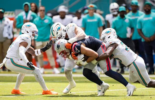 September 14, 2025, Miami Gardens, Florida, United States: Miami Dolphins linebacker Jaelan Phillips 15 tackles New England Patriots tight end Austin Hooper 81 in the first half of their NFL, American Football Herren, USA game at Hard Rock Stadium on Sunday, Sept. 14, 2025, in Miami Gardens, Florida. Miami Gardens United States - ZUMAm67_ 20250914_zaf_m67_009 Copyright: xMatiasxJ.xOcnerx Miami Gardens United States - ZUMA0833 0833712719st Copyright: xIMAGO MatiasxJ.xOcnerx