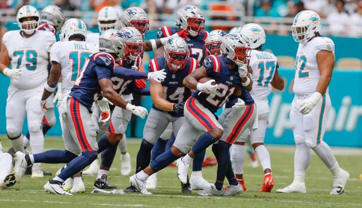September 14, 2025, Miami Gardens, Fl, USA: New England Patriots safety Jaylinn Hawkins 21 recovers a Miami Dolphins fumble in the first half of an NFL, American Football Herren, USA football game at Hard Rock Stadium in Miami Gardens, Florida, on Sunday, Sept. 14, 2025. Miami Gardens USA - ZUMAm67_ 20250914_zaf_m67_011 Copyright: xAlxDiazx Miami Gardens USA - ZUMA0833 0833712721st Copyright: xIMAGO AlxDiazx