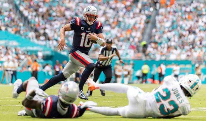 September 14, 2025, Miami Gardens, Florida, United States: New England Patriots quarterback Drake Maye 10 runs with the ball toward the goal line as he plays against the Miami Dolphins in the first half of their NFL, American Football Herren, USA game at Hard Rock Stadium on Sunday, Sept. 14, 2025, in Miami Gardens, Florida. Miami Gardens United States - ZUMAm67_ 20250914_zaf_m67_012 Copyright: xMatiasxJ.xOcnerx Miami Gardens United States - ZUMA0833 0833712722st Copyright: xIMAGO MatiasxJ.xOcnerx