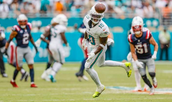 September 14, 2025, Miami Gardens, Fl, USA: Miami Dolphins quarterback Tua Tagovailoa 1 overthrows wide receiver Tyreek Hill 10 in the second half against the New England Patriots during the NFL, American Football Herren, USA football game at Hard Rock Stadium in Miami Gardens, Florida, on Sunday, Sept. 14, 2025. Miami Gardens USA - ZUMAm67_ 20250914_zaf_m67_014 Copyright: xAlxDiazx Miami Gardens USA - ZUMA0833 0833712724st Copyright: xIMAGO AlxDiazx