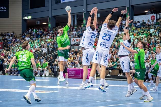 Handball Bundesliga; HSG Wetzlar - TBV Lemgo Lippe, 14.09.25 Stefan Cavor (HSG Wetzlar, 77), Joel Willecke (TBV Lemgo Lippe, 24), Tim Suton (TBV Lemgo Lippe, 23), Frederik Simak (TBV Lemgo Lippe, 8), Josip Simic (HSG Wetzlar, 10), Justin Müller (HSG Wetzlar, 25)) Handball Bundesliga; HSG Wetzlar - TBV Lemgo Lippe: Wetzlar, 14.09.25 Copyright: xBEAUTIFULxSPORTS Roeczeyx