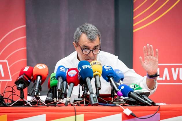 El director de La Vuelta, Javier Guillén, comparece tras las protestas pro-Palestina en Madrid El director de La Vuelta Ciclista a Espana, Javier Guillén, durante una rueda de prensa, tras finalizar la Vuelta Ciclista a Espana 2025, en Madrid (Espana). Javier Guillén ha comparecido para pronunciarse sobre lo ocurrido durante los últimos días en La Vuelta, y tras los incidentes en Madrid que obligó a parar la ronda espanola. Desde el pasado 3 de septiembre, cuando La Vuelta pasó por Bilbao, se han venido sucediendo en diferentes puntos de la carrera protestas propalestinas y en contra de la participación del equipo israelí en la competición. Las protestas culminaron ayer en Madrid, obligando a cancelar la última etapa de La Vuelta a Espana por motivos de seguridad, tras graves incidentes e invasión del recorrido por los manifestantes. La ceremonia de podio también se suspendió y el episodio dejó una huella inédita en el cierre de la ronda espanola. 15 SEPTIEMBRE 2025;LA VUELTA;DEPORTE;CICLISMO A. Pé Madrid Madrid Espana Copyright: xA.xPÃ rezxMecax 6955891