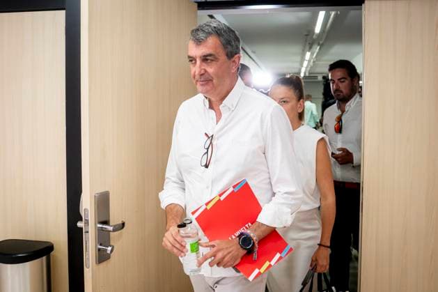 El director de La Vuelta, Javier Guillén, comparece tras las protestas pro-Palestina en Madrid El director de La Vuelta Ciclista a Espana, Javier Guillén, llega a una rueda de prensa, tras finalizar la Vuelta Ciclista a Espana 2025, en Madrid (Espana). Javier Guillén ha comparecido para pronunciarse sobre lo ocurrido durante los últimos días en La Vuelta, y tras los incidentes en Madrid que obligó a parar la ronda espanola. Desde el pasado 3 de septiembre, cuando La Vuelta pasó por Bilbao, se han venido sucediendo en diferentes puntos de la carrera protestas propalestinas y en contra de la participación del equipo israelí en la competición. Las protestas culminaron ayer en Madrid, obligando a cancelar la última etapa de La Vuelta a Espana por motivos de seguridad, tras graves incidentes e invasión del recorrido por los manifestantes. La ceremonia de podio también se suspendió y el episodio dejó una huella inédita en el cierre de la ronda espanola. 15 SEPTIEMBRE 2025;LA VUELTA;DEPORTE;CICLISMO A. Pé Madrid Madrid Espana Copyright: xA.xPÃ rezxMecax 6955901